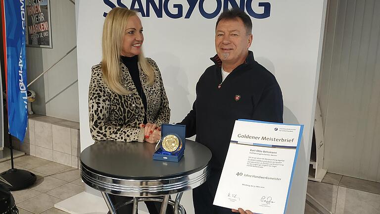 Karl-Otto Behrmann vom Autohaus Behrmann ist seit 40 Jahren Handwerksmeister und wurde deshalb mit dem Goldenen Meisterbrief der Handwerkskammer für Unterfranken ausgezeichnet. Mit auf dem Bild ist seine Ehefrau, Andrea Behrmann.