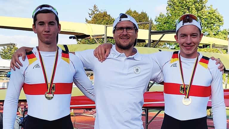 Holten Gold über 2000 Meter und Silber über 500 Meter im Junioren-Zweier ohne Steuermann (von links): Leonhard Elias, ihr Trainer Lennart Geerdes und David Loibl vom Akademischen Ruderclub Würzburg (ARCW) beim Baltic-Cup 2021 in Trakai, Litauen.