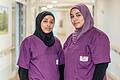 Angesichts der Personalnot ist man im Bergtheimer Seniorenzentrum froh um den Einsatz von Pflegehelferin Amira Kulaib (links) und ihrer Schwester Rahaf.