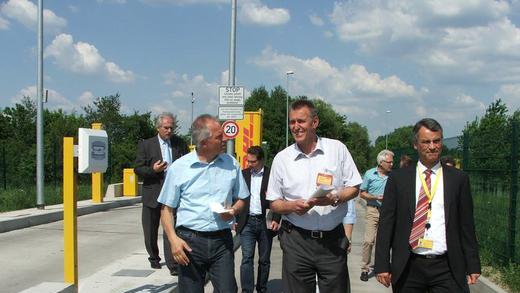 Paketzentrum Kitzingen: Nach dem Bau einer zweiten Einfahrt hat sich die Verkehrslage rund um das Paketzentrum verbessert. Davon überzeugten sich Kitzingens OB Siegfried Müller und Vertreter der Fraktionen. Von links: Heinz Krautschneider (Leiter Paketzentrum), OB Siegfried Müller und Wolfgang Frank (Niederlassungsleiter Würzburg, Kitzingen, Bamberg)