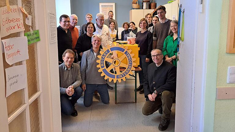 Mitglieder des Rotary-Clubs Würzburg-Stein kochen für Obdachlose in der Wärmestube.