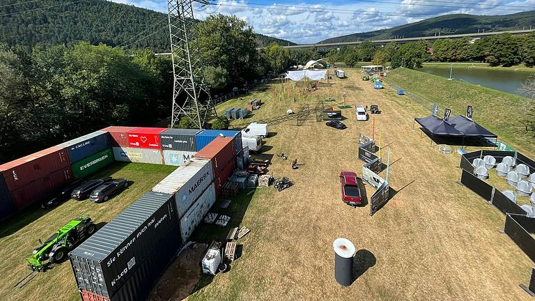 Vorne links sieht man die neue Bühne, den 'Container-Yard'. Weiter hinten in der Mitte steht die 'Sunset-Stage'. Vorne links sieht man die neue Bühne, den 'Container-Yard'. Weiter hinten in der Mitte steht die 'Sunset-Stage'.