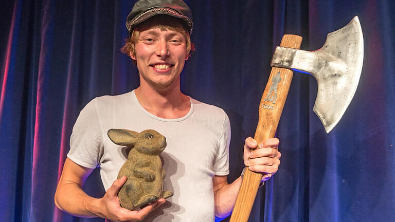 Verleihung Scharfrichterbeil 2015 - Comedian und Songwriter Robert Alan steht am 02.12.2015 in Passau (Bayern) mit dem Kabarettpreis Scharfrichterbeil 2015 auf der Bühne. Alan hat den Nachwuchspreis für Kabarettisten gewonnen. Foto: Armin Weigel/dpa +++(c) dpa - Bildfunk+++ Verleihung Scharfrichterbeil 2015 - Comedian und Songwriter Robert Alan steht am 02.12.2015 in Passau (Bayern) mit dem Kabarettpreis Scharfrichterbeil 2015 auf der Bühne. Alan hat den Nachwuchspreis für Kabarettisten gewonnen. Foto: Armin Weigel/dpa +++(c) dpa - Bildfunk+++