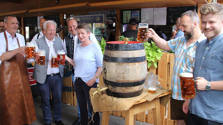 Der Anstich des Laurenzi-Festbiers fand heuer im Biergarten der Martinsbräu am Main statt. Die ersten Verkoster waren (von links) Bürgermeister Thomas Stamm, die Festwirte Jürgen und Christian Papert, Brauereichefin Maria Martin, Brauer Helmut Eschenbach und Braumeister Luis Martin. Der Anstich des Laurenzi-Festbiers fand heuer im Biergarten der Martinsbräu am Main statt. Die ersten Verkoster waren (von links) Bürgermeister Thomas Stamm, die Festwirte Jürgen und Christian Papert, Brauereichefin Maria Martin, Brauer Helmut Eschenbach und Braumeister Luis Martin.