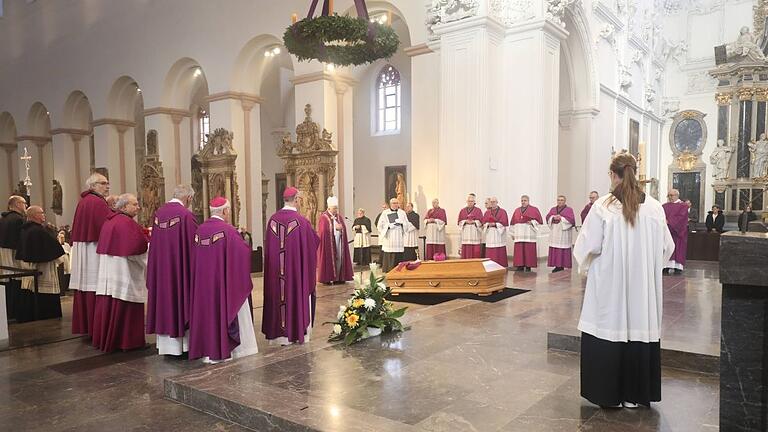 Im Anschluss an ein Pontifikalrequiem im Würzburger Kiliansdom ist am Montag, 11. Dezember, Prälat Heribert Brander im Domkreuzgang beigesetzt worden.