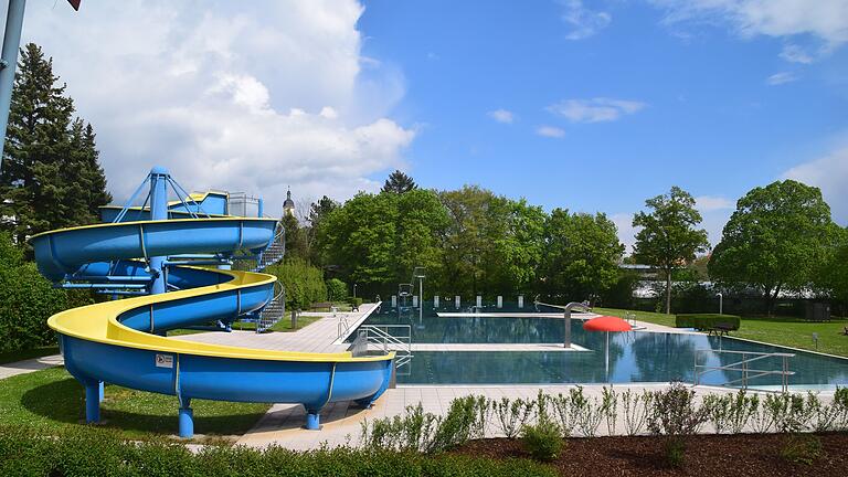 Ab der kommenden Saison wird der Badespaß im Uffenheimer Freibad teurer. Das Hallenbad hat dafür etwas länger offen als bisher.