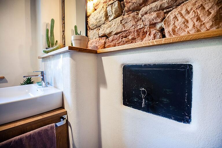 Was da wohl drin ist? In der jetzigen Toilette im unteren Stock ist ein alter Tresor in die Wand eingelassen. Die beiden Fächer im Inneren sind jedoch leer.