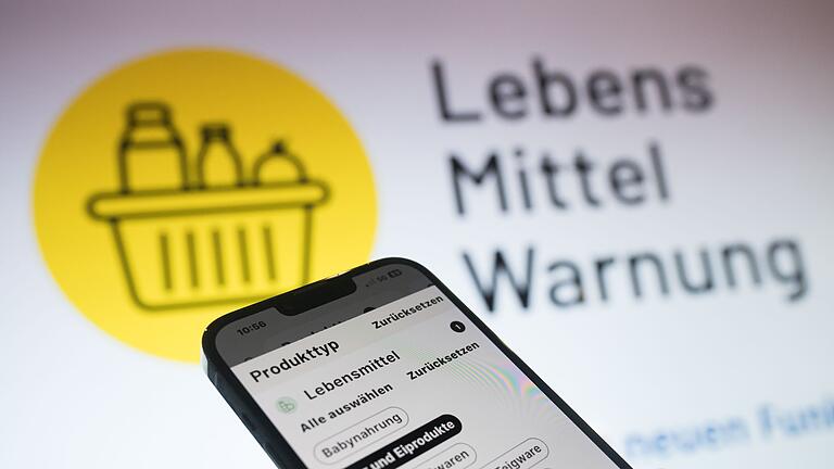 Vorstellung App und Webseite Lebensmittelwarnung       -  Die Plattform lebensmittelwarnung.de weist auf einen möglicherweise verunreinigten französischen Käse hin. (Symboloptik)