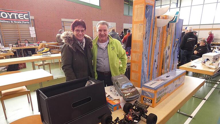 Mit Jean Bammens und seiner Frau Liliane, weht auch ein internationaler Flair durch die Halle. Das Ehepaar kommt aus Belgien und bietet Segelflugzeuge speziell für Einsteiger an. - Mit Jean Bammens und seiner Frau Liliane, weht auch ein internationaler Flair durch die Halle. Das Ehepaar kommt aus Belgien und bietet Segelflugzeuge speziell für Einsteiger an. Mit Jean Bammens und seiner Frau Liliane, weht auch ein internationaler Flair durch die Halle. Das Ehepaar kommt aus Belgien und bietet Segelflugzeuge speziell für Einsteiger an. - Mit Jean Bammens und seiner Frau Liliane, weht auch ein internationaler Flair durch die Halle. Das Ehepaar kommt aus Belgien und bietet Segelflugzeuge speziell für Einsteiger an.