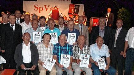 Die für ihre 50-jährige Treue geehrten Gründungsmitglieder der SpVgg Untersteinbach präsentierten sich zusammen mit (von rechts) 1. Vorsitzendem Karl Zimmermann, Landrat Wilhelm Schneider und Schiedsrichterobmann Josef Raab sowie Schirmherr Oskar Ebert (3. von links). Die für ihre 50-jährige Treue geehrten Gründungsmitglieder der SpVgg Untersteinbach präsentierten sich zusammen mit (von rechts) 1. Vorsitzendem Karl Zimmermann, Landrat Wilhelm Schneider und Schiedsrichterobmann Josef Raab sowie Schirmherr Oskar Ebert (3. von links).
