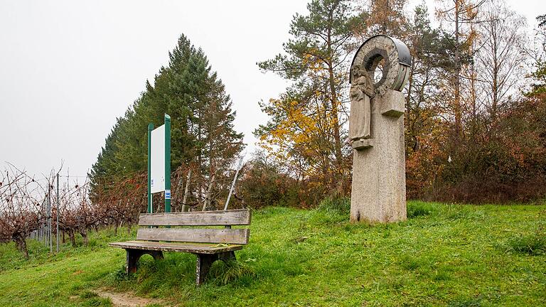 Von hier aus hat man den Blick ins Pleichachtal - Mühlental. Von hier aus hat man den Blick ins Pleichachtal - Mühlental.
