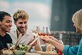 Freunde stoßen mit Wein an       -  Nicht nur zum Aperitif eignen sich leichte Weine und Schaumweine. Ein Frühstückswein passt hervorragend zum Brunch.