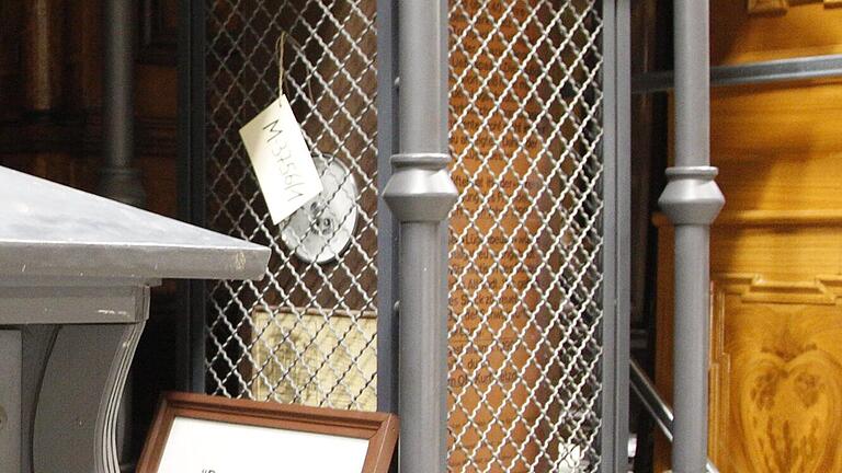 Jeder Ur-Schweinfurter weiß, was das ist: Der so genannte 'Lügenbeutel', eine Wetterstation, stand auf dem Marktplatz und war verschrien wegen seiner falschen Vorhersagen. Im Depot findet sich der Nachbau, der unter OB Kurt Petzold ab 1990 auf dem Marktplatz stand. Jeder Ur-Schweinfurter weiß, was das ist: Der so genannte 'Lügenbeutel', eine Wetterstation, stand auf dem Marktplatz und war verschrien wegen seiner falschen Vorhersagen. Im Depot findet sich der Nachbau, der unter OB Kurt Petzold ab 1990 auf dem Marktplatz stand.