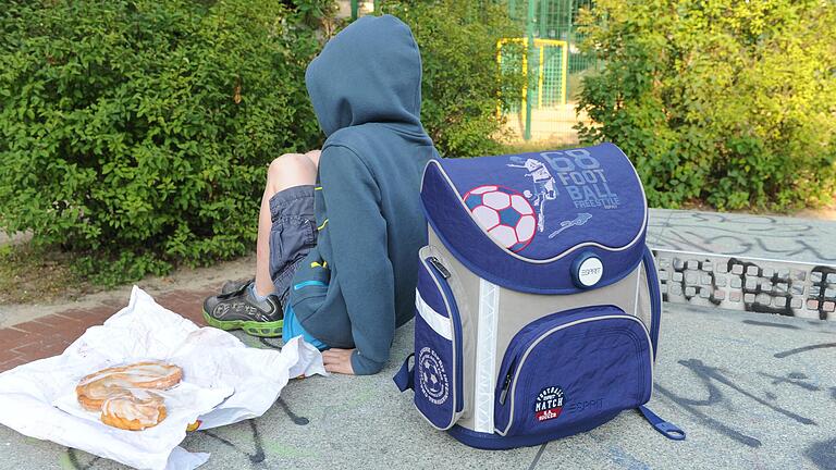 Mellrichstadt: Polizisten 'ermuntern' Schulschwänzer zur Teilnahme am Unterricht Mellrichstadt: Polizisten 'ermuntern' Schulschwänzer zur Teilnahme am Unterricht