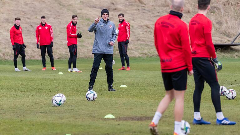 Ein deutlicher Fingerzeig: Kickers-Trainer Ralf Santelli fordert von seinem Team: 'Man muss auf dem Platz die Leidenschaft sehen.' Ein deutlicher Fingerzeig: Kickers-Trainer Ralf Santelli fordert von seinem Team: 'Man muss auf dem Platz die Leidenschaft sehen.'