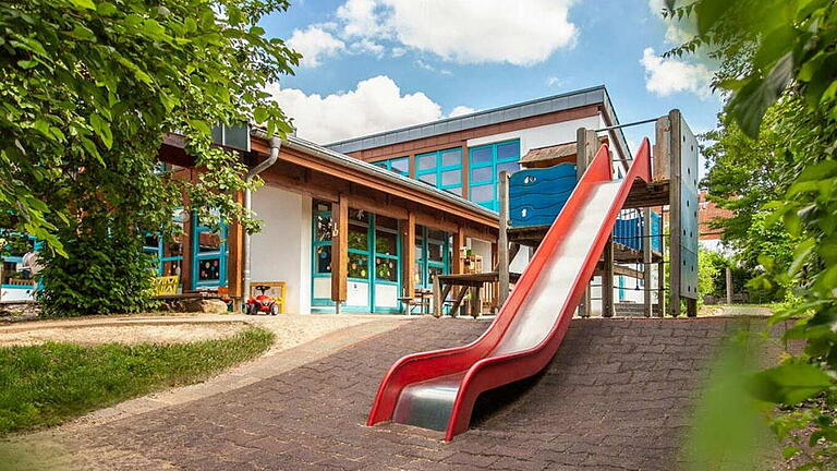 Im rechten Pflanzenbereich errichtet die Gemeinde Veitshöchheim einen zweigeschossigen Neubau für eine Regel- und eine Krippengruppe, der durch einen Glasgang mit dem bestehenden Kuratiekindergarten verbunden wird. Im rechten Pflanzenbereich errichtet die Gemeinde Veitshöchheim einen zweigeschossigen Neubau für eine Regel- und eine Krippengruppe, der durch einen Glasgang mit dem bestehenden Kuratiekindergarten verbunden wird.