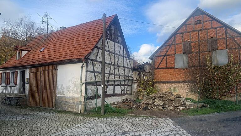 Mehrere Gebäude in der Grube gehören der Stadt Münnerstadt. Die Freien Wähler wollen diese abreißen lassen und zwischenzeitlich Parkplätze schaffen, bis das Areal neu bebaut wird.       -  Mehrere Gebäude in der Grube gehören der Stadt Münnerstadt. Die Freien Wähler wollen diese abreißen lassen und zwischenzeitlich Parkplätze schaffen, bis das Areal neu bebaut wird.