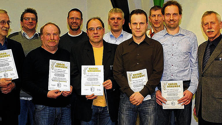 Neunter Rang bei der Bayerischen Meisterschaft: Zur Mannschaft des Jahres kürte Bürgermeister Ernst Stross (rechts) die Ü-40-Altherren-Fußballer des FC Hammelburg. Zum Team gehören (von links) Kurt Kühnlein, Volker Ruppel, Andreas Ruppert, Martin Stapper, Joachim Schaupp, Oliver Zeier, Heiko Schmitt, Udo Heim und Alexander Köhler sowie die entschuldigten Stefan Kuschel und Peter Kreß. Neunter Rang bei der Bayerischen Meisterschaft: Zur Mannschaft des Jahres kürte Bürgermeister Ernst Stross (rechts) die Ü-40-Altherren-Fußballer des FC Hammelburg. Zum Team gehören (von links) Kurt Kühnlein, Volker Ruppel, Andreas Ruppert, Martin Stapper, Joachim Schaupp, Oliver Zeier, Heiko Schmitt, Udo Heim und Alexander Köhler sowie die entschuldigten Stefan Kuschel und Peter Kreß.