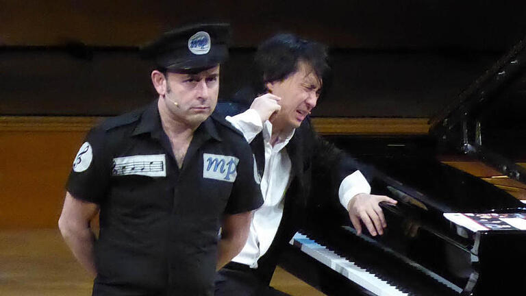 Music Cop Alexey Igudesman hat Hyung-ki Joo dabei erwischt, wie er mit überhöhter Geschwindigkeit Chopin gespielt hat. Foto: Ahnert - Music Cop Alexey Igudesman hat Hyung-ki Joo dabei erwischt, wie er mit überhöhter Geschwindigkeit Chopin gespielt hat. Foto: Ahnert Music Cop Alexey Igudesman hat Hyung-ki Joo dabei erwischt, wie er mit überhöhter Geschwindigkeit Chopin gespielt hat. Foto: Ahnert - Music Cop Alexey Igudesman hat Hyung-ki Joo dabei erwischt, wie er mit überhöhter Geschwindigkeit Chopin gespielt hat. Foto: Ahnert