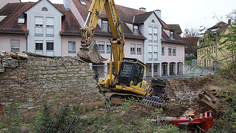 Nach dem Abriss des ehemaligen Gasthauses lag die Baustelle lange brach. Ende November war wieder ein Bagger unterwegs. Ende Januar ist das Thema im Kitzinger Stadtrat.