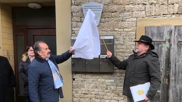 Im Beisein der Eigentümerfamilie Eichhorn enthüllte der Marktbreits Bürgermeister Erich Hegwein die Gedenktafel des Ritter von Hessing am Haus in der Obernbreiter Straße 33 in Marktbreit.