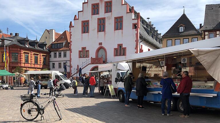 Manche Händler verkaufen direkt aus dem Verkaufswagen beim Karlstadter Grünen Markt. Manche Händler verkaufen direkt aus dem Verkaufswagen beim Karlstadter Grünen Markt.
