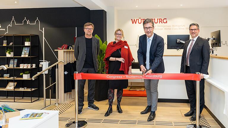 Die Tourist Information im Würzburger Falkenhaus wurde neu gestaltet. Zur Eröffnung kamen (v.l.) Achim Könneke (Kultur- und Tourismusreferent), Maria Pertmann Ley (Leiterin der Tourist Information im Falkenhaus), Oberbürgermeister Christian Schuchardt und Tourismusdirektor Björn Rudek.