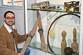 Das Kirchenburgmuseum Mönchsondheim ergänzt die Ausstellung des Bezirks mit Stücken aus seinem Depot: Museumsleiter Nicolas Jagla mit einem weit über 100 Jahre alten Paar Skiern.