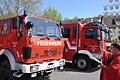 Pfarrer Oliver Störr bei der Segnung der Fahrzeuge der Grünsfelder Feuerwehr.