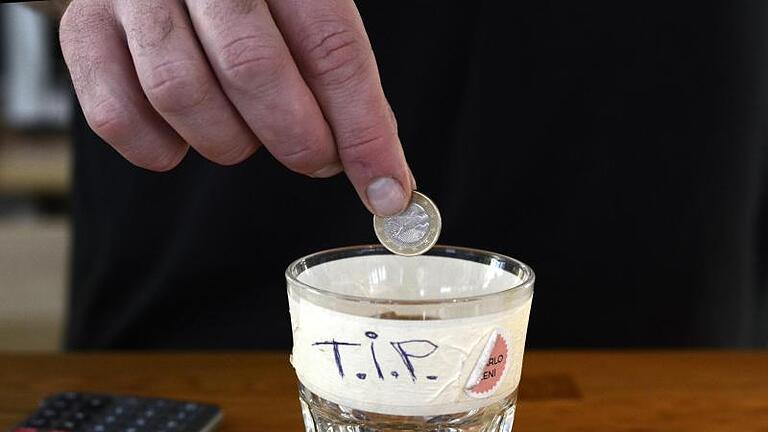 Trinkgeld steht den Mitarbeitern zu. Arbeitgeber dürfen es ihnen nicht vorenthalten. Foto: Sonja Marzoner/dpa       -  Zu Trinkgeld gibt es klare Regeln und Empfehlungen, an die man sich halten sollte. Aber muss man Trinkgeld geben?