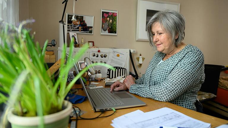 Bis zu zwei Stunden verbringt Barbara Windbergs jeden Tag am Laptop: Mit ihrer Krankheit und Behinderung ist viel Bürokratie verbunden, die sie abarbeiten muss. Bis zu zwei Stunden verbringt Barbara Windbergs jeden Tag am Laptop: Mit ihrer Krankheit und Behinderung ist viel Bürokratie verbunden, die sie abarbeiten muss. 