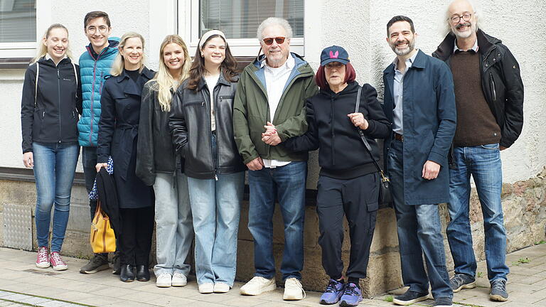 Judentum in Brückenau: Goldschmidt-Nachfahren zu Besuch - Die Mannes Familie mit ihren Gastgebern vor dem Goldschmidt-Haus in der Unterhainstraße in Bad Brückenau (von links) Christina Stretz, Felix Opitz, Catherine Dekle, Clara und Sophie Mannes, Harvey und Eve Mannes, Keith Mannes, Dirk Hönerlage. Judentum in Brückenau: Goldschmidt-Nachfahren zu Besuch - Die Mannes Familie mit ihren Gastgebern vor dem Goldschmidt-Haus in der Unterhainstraße in Bad Brückenau (von links) Christina Stretz, Felix Opitz, Catherine Dekle, Clara und Sophie Mannes, Harvey und Eve Mannes, Keith Mannes, Dirk Hönerlage.