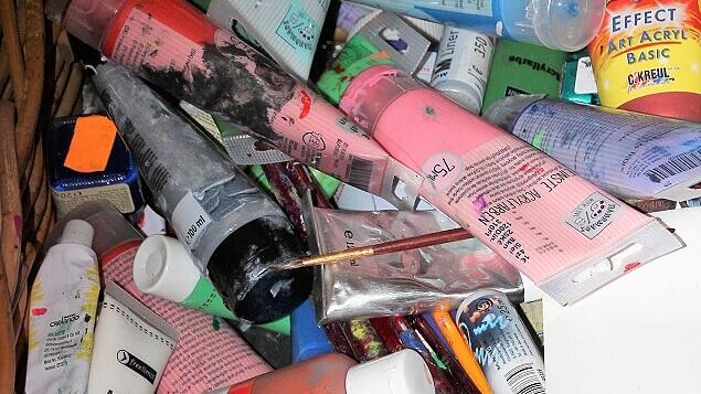 Groß und kunterbunt: Noahs Fabenkiste. Der Vierjährige kann in Sachen Farben und Materialien aus dem Vollen schöpfen. Groß und kunterbunt: Noahs Fabenkiste. Der Vierjährige kann in Sachen Farben und Materialien aus dem Vollen schöpfen.