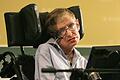 Gelähmtes Genie: Der an ALS erkrankte weltbekannte britische Astrophysiker Stephen Hawking. Foto: Paul Hilton/Archiv       -  Stephen Hawking starb an ALS. Symptome, Lebenserwartung und Behandlung - hier finden Sie Infos zur Krankheit ALS.