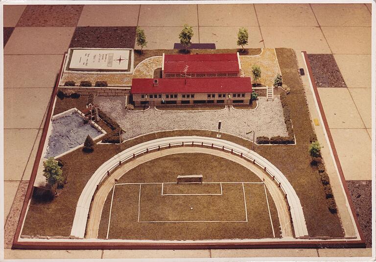 Viel Weitblick bewies die TSV-Vorstandschaft unter Führung von Hans Haller, als sie in den 1960er-Jahren mit diesem Modell für den Bau einer eigenen Sporthalle mit Vereinsheim warb. Vieles wurde in der Folgezeit realisiert, allerdings nicht das Schwimmbad am Gugges und die Rundbahn um das Fußballfeld. Viel Weitblick bewies die TSV-Vorstandschaft unter Führung von Hans Haller, als sie in den 1960er-Jahren mit diesem Modell für den Bau einer eigenen Sporthalle mit Vereinsheim warb. Vieles wurde in der Folgezeit realisiert, allerdings nicht das Schwimmbad am Gugges und die Rundbahn um das Fußballfeld.