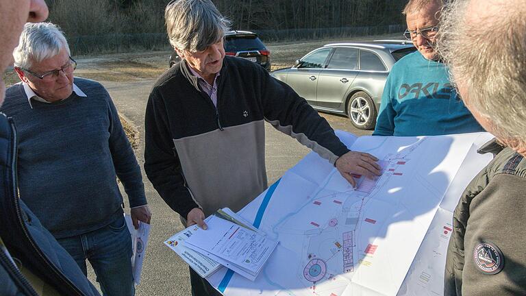Planer Jürgen Finger erläutert die kurzfristige Umplanung der neuen Karsbacher Kläranlage. Planer Jürgen Finger erläutert die kurzfristige Umplanung der neuen Karsbacher Kläranlage.