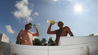 Tipps gegen die Hitze       -  ... kalorienarme Getränke wie beispielsweise Mineralwasser, Säfte oder Tee. Wichtig ist es, ...