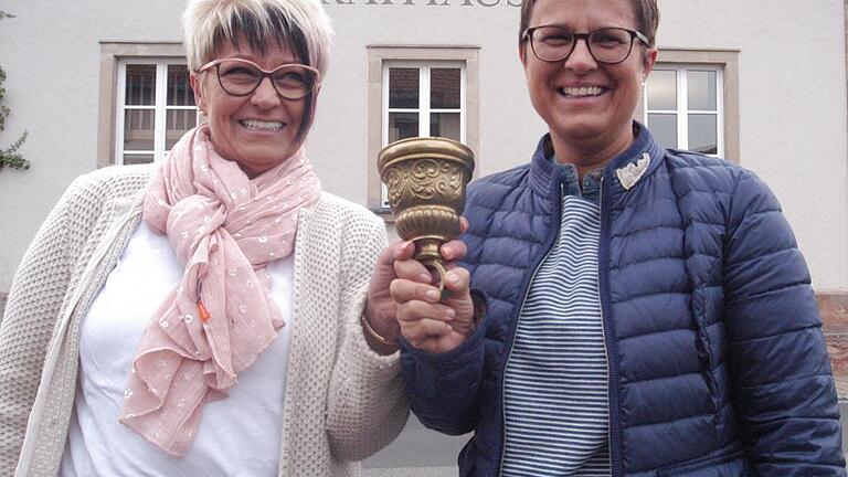 Verstehen sich prächtig: Bürgermeisterin Angelika Götz (rechts) und ihre Stellvertreterin Doris Warmuth mit der Ortsschelle.