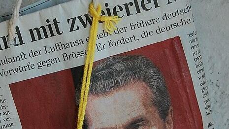 Der frühere EU-Kommissar Günther Oettinger zierte eine Überraschungstüte aus Zeitungspapier.