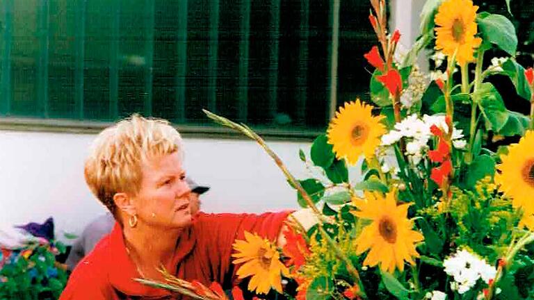 Ursel Döllinger war sich für keine Arbeit zu schade, auch beim Schmücken der Kirchweihwagen legte sie Hand mit an. Ursel Döllinger war sich für keine Arbeit zu schade, auch beim Schmücken der Kirchweihwagen legte sie Hand mit an.