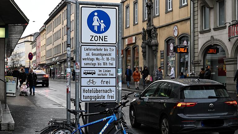 Die großen blau-weißen Schilder in der Theaterstraße Würzburgen weisen auf die Fußgängerzone hin.