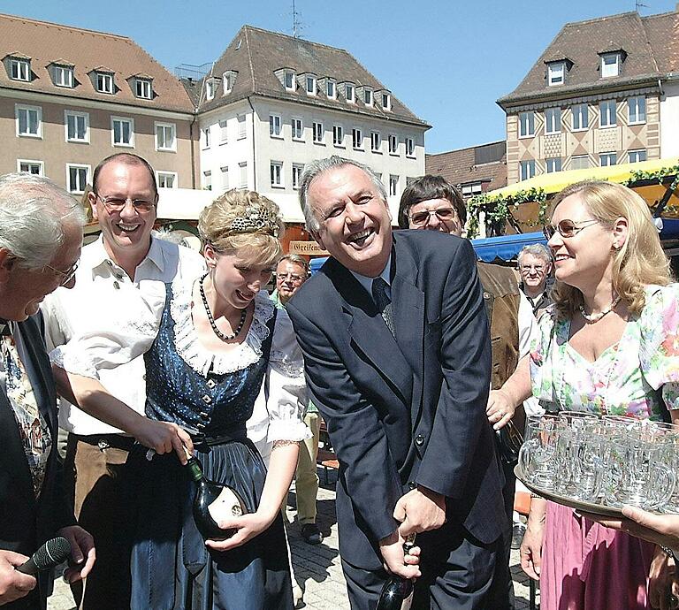 Oberbürgermeister Jürgen Weber eröffnet im Mai 2001 das Würzburger Weindorf. Oberbürgermeister Jürgen Weber eröffnet im Mai 2001 das Würzburger Weindorf.