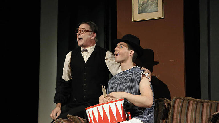 Carsten Klemm und Rapael Grosch in der Bühnenfassung der 'Blechtrommel' von Günter Grass, einem der Stücke, die ihm Rahmen des Theaterrings der Stadt Bad Kissingen im Kurtheater aufgeführt werden Foto: Sabine Haymann       -  Carsten Klemm und Rapael Grosch in der Bühnenfassung der 'Blechtrommel' von Günter Grass, einem der Stücke, die ihm Rahmen des Theaterrings der Stadt Bad Kissingen im Kurtheater aufgeführt werden Foto: Sabine Haymann