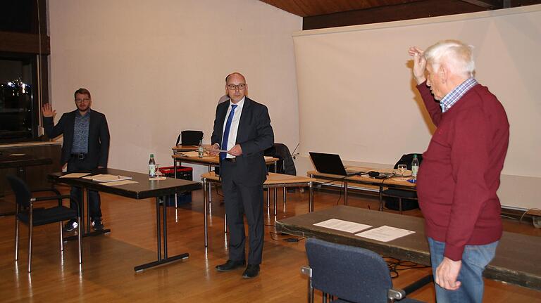 Bürgermeister Lippert vereidigte Andreas Wirth (links) und Joe Brandl als neue Stadträte. Der eigentlich vorgesehene Handschlag entfiel. Bürgermeister Lippert vereidigte Andreas Wirth (links) und Joe Brandl als neue Stadträte. Der eigentlich vorgesehene Handschlag entfiel.