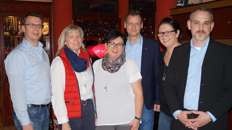 Der Haßfurter CSU-Ortsvorstand präsentiert sich nach den Neuwahlen in einer ähnlichen Zusammensetzung wie 2019 (unser Bild/von links): Schriftführer Stephan Schneider, Schatzmeisterin Petra Frosch, die stellvertretenden Vorsitzenden Claudia Glückert, Michael Schlegelmilch und Sandra Grimm sowie Vorsitzender Christian Schneider. Der Haßfurter CSU-Ortsvorstand präsentiert sich nach den Neuwahlen in einer ähnlichen Zusammensetzung wie 2019 (unser Bild/von links): Schriftführer Stephan Schneider, Schatzmeisterin Petra Frosch, die stellvertretenden Vorsitzenden Claudia Glückert, Michael Schlegelmilch und Sandra Grimm sowie Vorsitzender Christian Schneider.