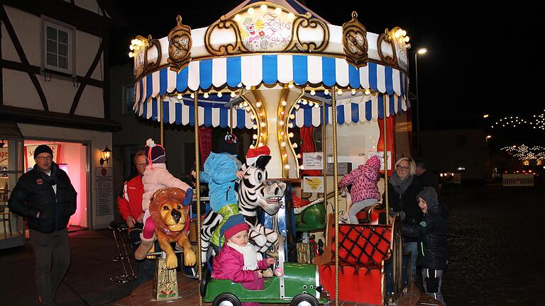 Auf dem Kinderkarussell können die jüngsten Besucherinnen und Besucher des Hofheimer Glühweinabends ihre Runden drehen (Archivbild). Auf dem Kinderkarussell können die jüngsten Besucherinnen und Besucher des Hofheimer Glühweinabends ihre Runden drehen (Archivbild).
