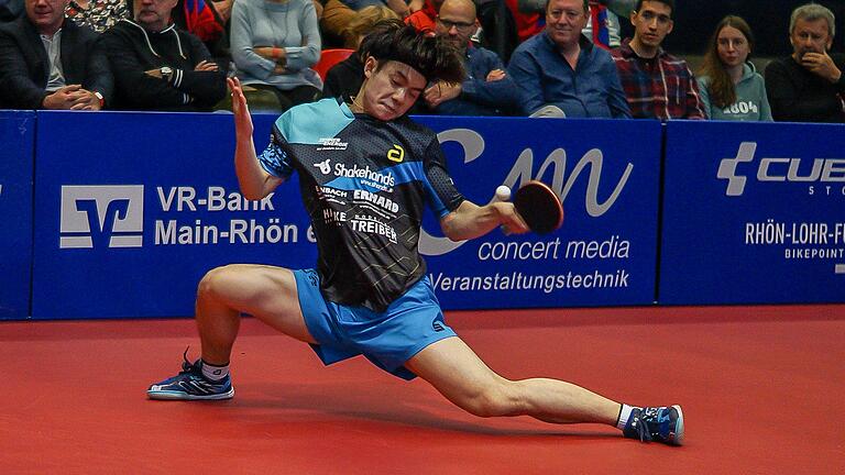 Er gab alles und verrenkte sich nach allen Regeln der Kunst: Und doch verlor Yukiya Uda vom TSV Bad Königshofen ein denkwürdiges Spiel auf Weltklasse-Niveau mit 13:15 im fünften Satz gegen Timo Boll. Er gab alles und verrenkte sich nach allen Regeln der Kunst: Und doch verlor Yukiya Uda vom TSV Bad Königshofen ein denkwürdiges Spiel auf Weltklasse-Niveau mit 13:15 im fünften Satz gegen Timo Boll.