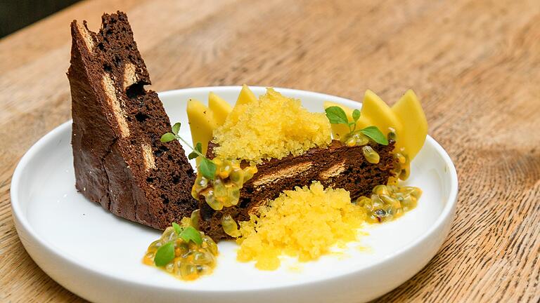 Sieht kompliziert aus, ist es aber nicht. Mit gefächerter Mango und frischer Passionsfrucht lässt sich das Dessert hübsch anrichten. Sieht kompliziert aus, ist es aber nicht. Mit gefächerter Mango und frischer Passionsfrucht lässt sich das Dessert hübsch anrichten. 