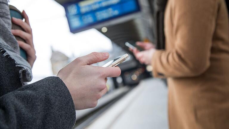 Zwei Personen auf einem Bahnsteig.jpeg       -  Wohin jetzt - und wie? Bahnstreiks stellen Reisende regelmäßig vor Probleme.