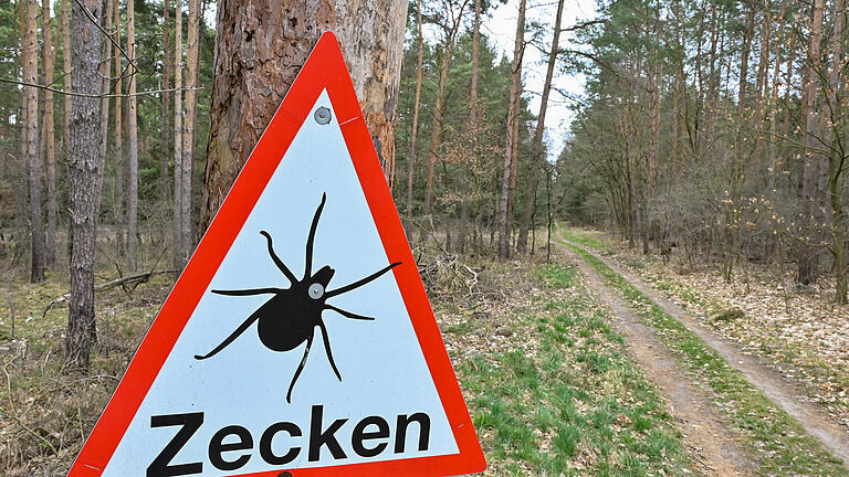 KINA - Zecken das Leben schwer machen       -  Ein Schild warnt in einem FSME-Risikogebiet vor Zeckenbissen.